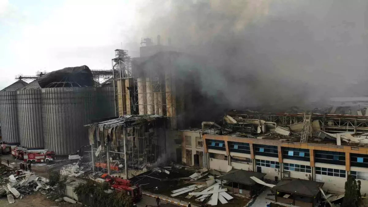 Hendek’te Fabrika Patladı, Yangın Kontrol Altında