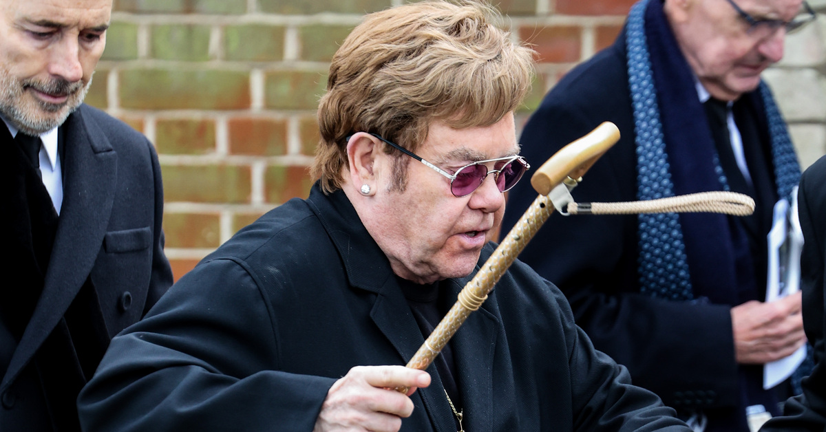 Elton John görme yetisini kaybettiği için kendi müzikalini seyredemedi