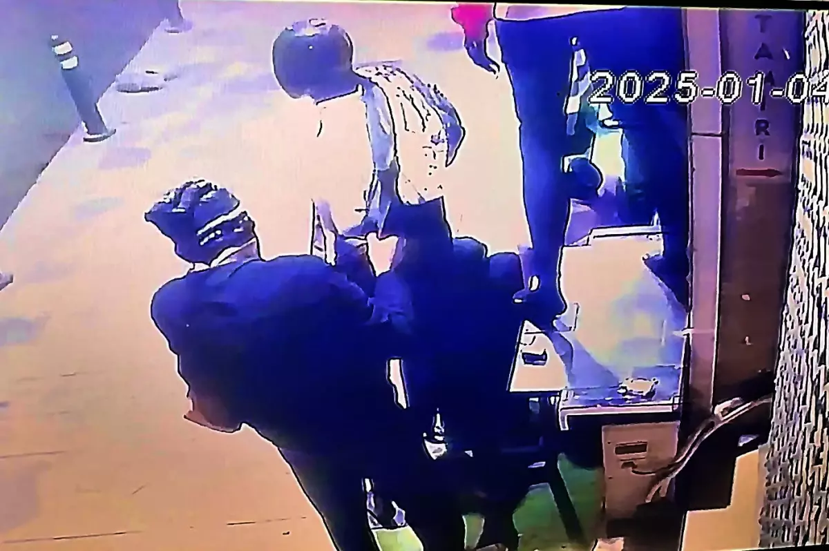 Avcılar’da Giyim Mağazasının Önünden Mont ve Çanta Çalındı