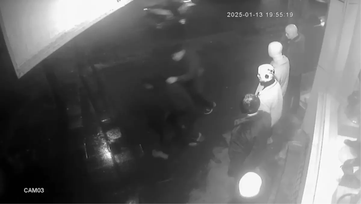 Küçükçekmece’de Polisten Kaçan Şüpheli Camdan Atladı, Hayatını Kaybetti