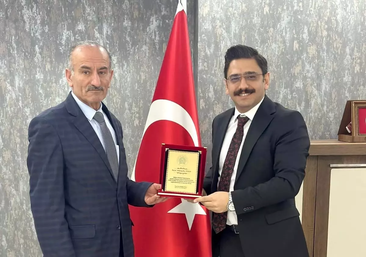 Hakkari İtfaiye Müdürlüğü’nde 45 Yıl Görev Yapan H. Gaffar Tekin’e Plaket
