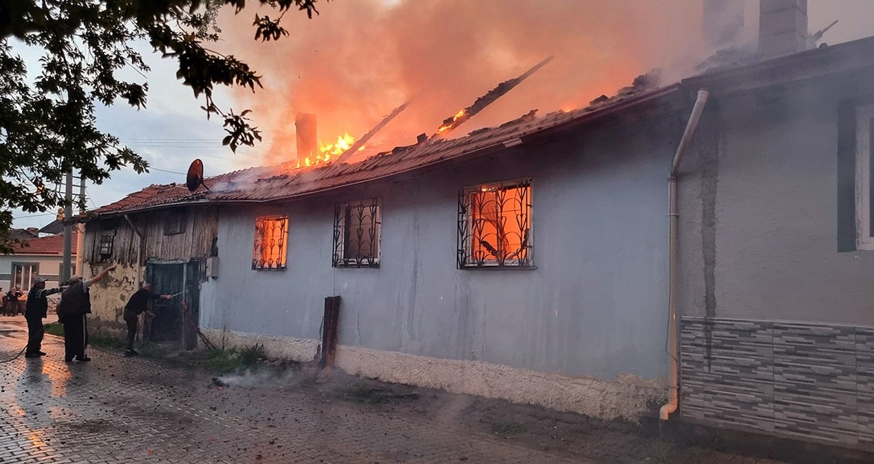 Kütahya’da tek katlı ev küle döndü
